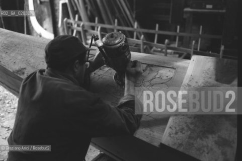 VENEZIA 1977 SQUERO DI SAN TROVASO © ARCHIVIO Graziano Arici/Rosebud2  SQUERO SAN TROVASO LAVORI DI INCISIONE GONDOLE VENEZIA