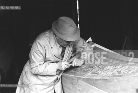 VENEZIA 1977 SQUERO DI SAN TROVASO © ARCHIVIO Graziano Arici/Rosebud2  SQUERO SAN TROVASO ARTIGIANO LAVORI DI INCISIONE GONDOLE VENEZIA