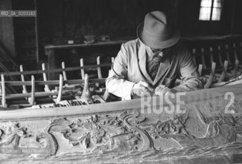 VENEZIA 1977 SQUERO DI SAN TROVASO © ARCHIVIO Graziano Arici/Rosebud2  SQUERO SAN TROVASO ARTIGIANO LAVORI DI INCISIONE GONDOLE VENEZIA