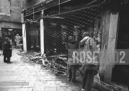 VENEZIA 1977 ATTENTATO AL NEGOZIO LUISA SPAGNOLI © ARCHIVIO Graziano Arici/Rosebud2  VICINANZE PIAZZA SAN MARCO NEGOZIO LUISA SPAGNOLI ATTENTATO MOLOTOV POLITICA