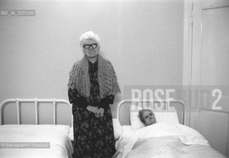 TRIESTE 1977 ANZIANA PAZIENTE NELLOSPEDALE PSICHIATRICO © ARCHIVIO Graziano Arici/Rosebud2  PAZIENTI OSPEDALE PSICHIATRICO PROVINCIALE TRIESTE CAMERE DA LETTO