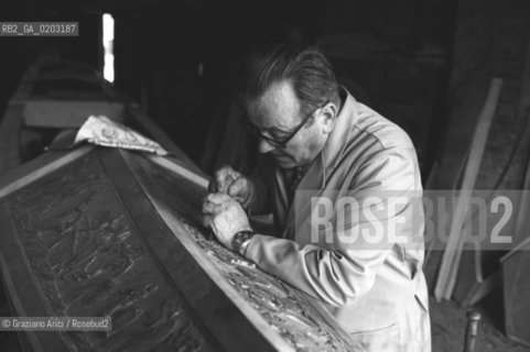 VENEZIA 1977 SQUERO DI SAN TROVASO © ARCHIVIO Graziano Arici/Rosebud2  SQUERO SAN TROVASO LAVORI DI INCISIONE GONDOLE VENEZIA