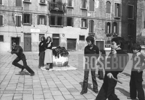 VENEZIA 1977 BAMBINI CHE GIOCANO IN CAMPO © ARCHIVIO Graziano Arici/Rosebud2  CAMPO SAN SILVESTRO VENEZIA BAMBINI GIOCHI