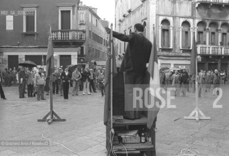 VENEZIA 1977 MANIFESTAZIONE PCI CON RINO SERRI CHE PARLA © ARCHIVIO Graziano Arici/Rosebud2  CAMPO SAN LUCA POLITICA COMIZIO PARTITO COMUNISTA ITALIANO RINO SERRI