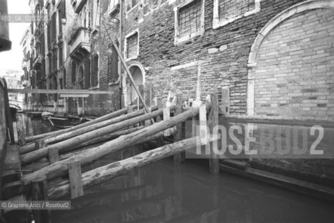 VENEZIA 1977 TRAVI DI SOSTEGNO A CASA VENEZIANA © ARCHIVIO Graziano Arici/Rosebud2  DEGRADO CITTA VENEZIA TRAVI LAVORI RIPARAZIONE