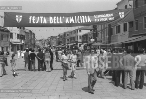 VENEZIA 1977 FESTA DELLAMICIZIA © ARCHIVIO Graziano Arici/Rosebud2  FESTA DELLAMICIZIA FOLLA FESTE PAESANE
