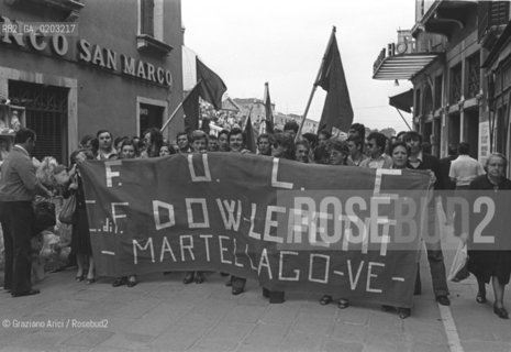VENEZIA 1977 MANIFESTAZIONE DI PROTESTA OPERAIA © ARCHIVIO Graziano Arici/Rosebud2  © OPERAI AZIENDE FUC DI PORTO MARGHERA MANIFESTAZIONE VENEZIA STRADA NUOVA