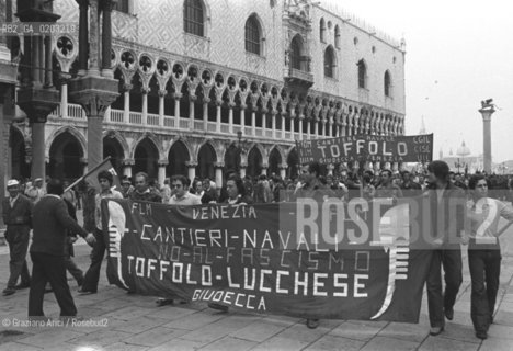 VENEZIA 1977 MANIFESTAZIONE PROTESTA METALMECCANICI © ARCHIVIO Graziano Arici/Rosebud2  PIAZZA SAN MARCO FOLLA PROTESTANTI STRISCIONI CANTIERI PORTO FLOTTA RILANCIO ECONIMIA MARITTIMA CANTIERI NAVALI