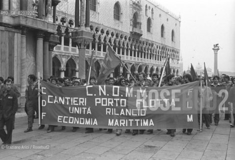 VENEZIA 1977 MANIFESTAZIONE PROTESTA METALMECCANICI © ARCHIVIO Graziano Arici/Rosebud2  PIAZZA SAN MARCO FOLLA PROTESTANTI STRISCIONI CANTIERI PORTO FLOTTA RILANCIO ECONIMIA MARITTIMA CANTIERI NAVALI