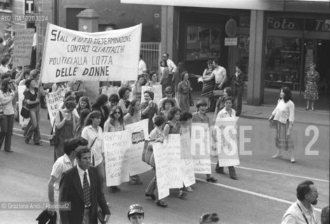 MESTRE 1977 MANIFESTAZIONE FEMMINISTE © ARCHIVIO Graziano Arici/Rosebud2   MANIFESTAZIONE DIRITTI DONNE ABORTO CORTEO STRISCIONI