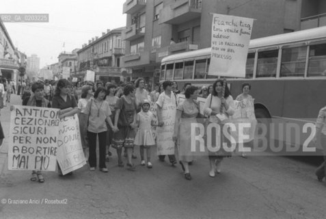 MESTRE 1977 MANIFESTAZIONE FEMMINISTE © ARCHIVIO Graziano Arici/Rosebud2   MANIFESTAZIONE DIRITTI DONNE ABORTO CORTEO STRISCIONI ANTICONCEZIONALI