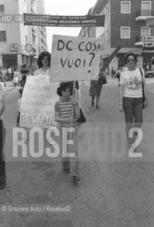 MESTRE 1977 MANIFESTAZIONE FEMMINISTE © ARCHIVIO Graziano Arici/Rosebud2   MANIFESTAZIONE DIRITTI DONNE ABORTO CORTEO STRISCIONI CARTELLONI