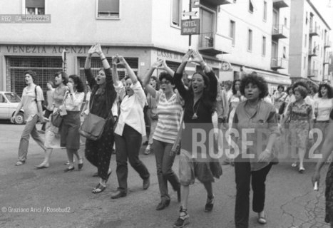 MESTRE 1977 MANIFESTAZIONE FEMMINISTE © ARCHIVIO Graziano Arici/Rosebud2   MANIFESTAZIONE DIRITTI DONNE ABORTO CORTEO STRISCIONI