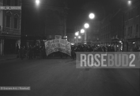 MESTRE 1977 MANIFESTAZIONE FEMMINISTE © ARCHIVIO Graziano Arici/Rosebud2   MANIFESTAZIONE DIRITTI DONNE ABORTO CORTEO STRISCIONI