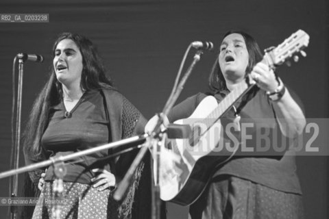 VENEZIA 1977 PRIMO PIANO LUISA RONCHINI ED EMANUELA MAGRO © ARCHIVIO Graziano Arici/Rosebud2  MUSICA POPOLARE CANZONIERE POPOLARE VENETO ALBERTO DAMICO