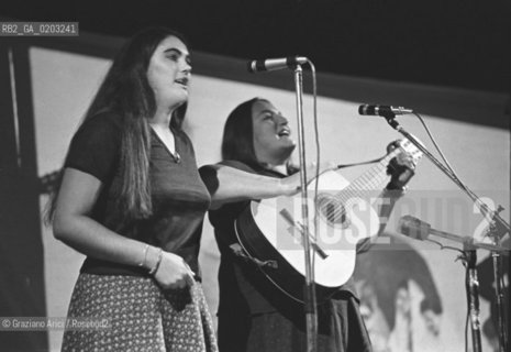 VENEZIA 1977 PRIMO PIANO LUISA RONCHINI ED EMANUELA MAGRO © ARCHIVIO Graziano Arici/Rosebud2  MUSICA POPOLARE CANZONIERE POPOLARE VENETO ALBERTO DAMICO