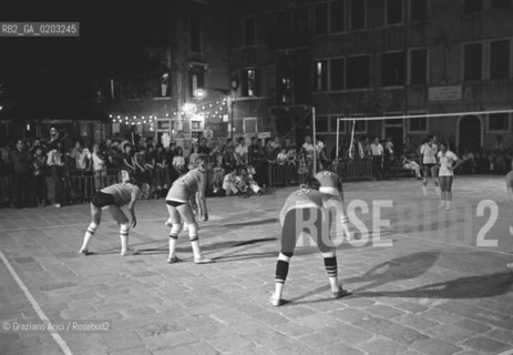 VENEZIA 1977 PARTITA DI PALLAVOLO © ARCHIVIO Graziano Arici/Rosebud2  GIOCO PALLAVOLO CAMPO SAN GIACOMO DALLORIO TORNEO