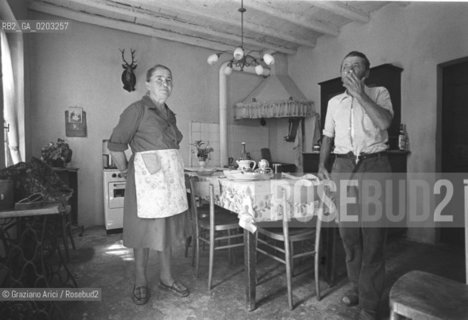 CAORLE 1977 INTERNI CASA DI CAMPAGNA © ARCHIVIO Graziano Arici/Rosebud2  CASA CAMPAGNA INTERNI CONTADINI