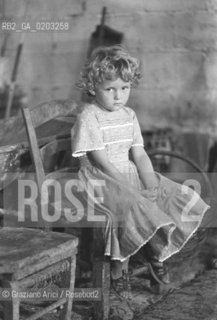 CAORLE 1977 BAMBINA SU SEDIA © ARCHIVIO Graziano Arici/Rosebud2  CASA CAMPAGNA BAMBINA CONTADINI