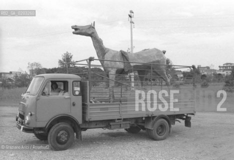 JESOLO 1977 TRASPORTO MARCOCAVALLO © ARCHIVIO Graziano Arici/Rosebud2    SCULTURA VITTORIO BASAGLIA PAZIENTI OSPEDALE PSICHIATRICO TRIESTE PSICHIATRA FRANCO BASAGLIA