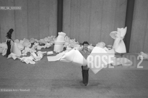 JESOLO 1977 ALLESTIMENTO MOSTRA MONACHESI © ARCHIVIO Graziano Arici/Rosebud2  ALLESTIMENTO OPERA SANTE MONACHESI MARCOCAVALLO MOSTRA