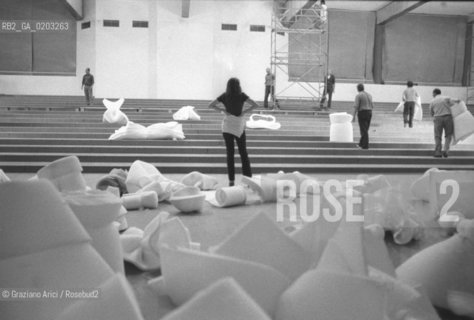 JESOLO 1977 ALLESTIMENTO MOSTRA MONACHESI © ARCHIVIO Graziano Arici/Rosebud2  ALLESTIMENTO OPERA SANTE MONACHESI MARCOCAVALLO MOSTRA
