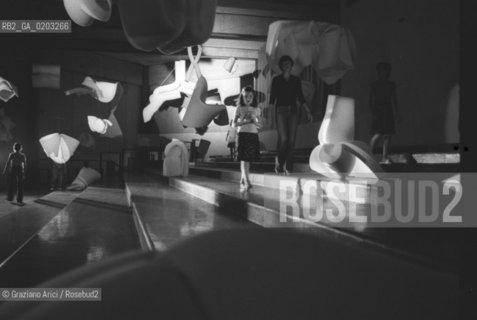 JESOLO 1977 ALLESTIMENTO MOSTRA MONACHESI © ARCHIVIO Graziano Arici/Rosebud2  ALLESTIMENTO OPERA SANTE MONACHESI MARCOCAVALLO BASAGLIA OSPEDALE PSICHIATRICO TRIESTE