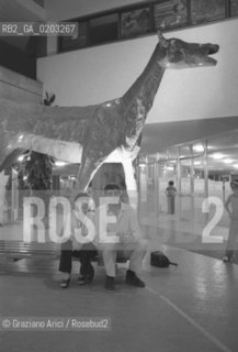 JESOLO 1977 ALLESTIMENTO MOSTRA MARCOCAVALLO E MONACHESI © ARCHIVIO Graziano Arici/Rosebud2  ALLESTIMENTO OPERA SANTE MONACHESI SCULTURA MARCOCAVALLO BASAGLIA OSPEDALE PSICHIATRICO TRIESTE