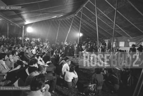 TRIESTE 1977 TENDONE E PSICHIATRI © ARCHIVIO Graziano Arici/Rosebud2  RESEAU PSICHIATRI INCONTRO PSICHIATRIA FRANCO BASAGLIA PAZIENTI OSPEDALE PSICHIATRICO