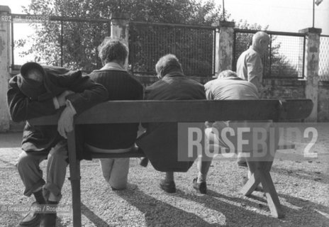 VENEZIA 1977 PAZIENTI IN GIARDINO SEDUTI SU PANCHINA © ARCHIVIO Graziano Arici/Rosebud2  OSPEDALE PSICHIATRICO SAN SERVOLO ISOLA SAN CLEMENTE MOSTRA TITO