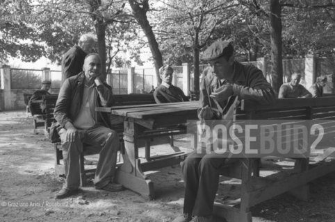 VENEZIA 1977 PAZIENTI IN GIARDINO  © ARCHIVIO Graziano Arici/Rosebud2  OSPEDALE PSICHIATRICO ISOLA SAN CLEMENTE MOSTRA TITO