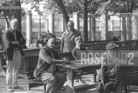 VENEZIA 1977 PAZIENTI IN GIARDINO  © ARCHIVIO Graziano Arici/Rosebud2  OSPEDALE PSICHIATRICO ISOLA SAN CLEMENTE MOSTRA TITO