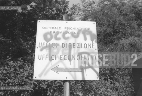 VENEZIA 1977 CARTELLO DELLOSPEDALE PSICHIATRICO SAN CLEMENTE © ARCHIVIO Graziano Arici/Rosebud2  PAZIENTI OSPEDALE PSICHIATRICO ISOLA SAN CLEMENTE
