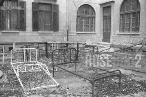 TRIESTE 1977 ESTERNI OSPEDALE PSICHIATRICO TRIESTE © ARCHIVIO Graziano Arici/Rosebud2  LETTI FERRI VECCHI GIARDINO OSPEDALE PSICHIATRICO TRIESTE FRANCO BASAGLIA
