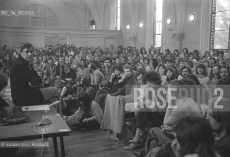 PARIGI 1977 CONFERENZA CON FRANCO BASAGLIA © ARCHIVIO Graziano Arici/Rosebud2  CONFERENZA PARIGI PSICHIATRA FRANCO BASAGLIA CENTRE JEAN WIER OSPEDALE PSICHIATRICO TRIESTE