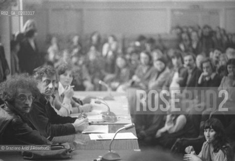 PARIGI 1977 CONFERENZA PSICHIATRIA CON FRANCO BASAGLIA © ARCHIVIO Graziano Arici/Rosebud2  CONFERENZA PARIGI PSICHIATRA FRANCO BASAGLIA CENTRE JEAN WIER OSPEDALE PSICHIATRICO TRIESTE