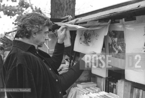 PARIGI 1977 FRANCO BASAGLIA CHE GUARDA UNA BANCARELLA © ARCHIVIO Graziano Arici/Rosebud2  PSICHIATRA FRANCO BASAGLIA OSPEDALE PSICHIATRICO TRIESTE VIAGGIO PARIGI FRANCIA BANCARELLE DISEGNI