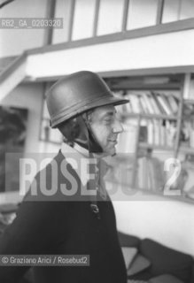 PARIGI 1977 FRANCO BASAGLIA CON ELMETTO © ARCHIVIO Graziano Arici/Rosebud2  PSICHIATRA FRANCO BASAGLIA OSPEDALE PSICHIATRICO TRIESTE