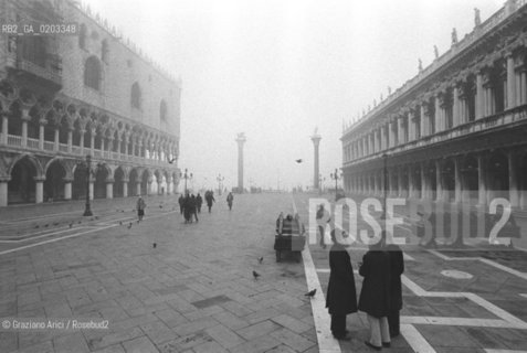 VENEZIA 1977 NEBBIA A PIAZZA SAN MARCO © ARCHIVIO Graziano Arici/Rosebud2  PIAZZA SAN MARCO PERSONE NEBBIA INVERNO