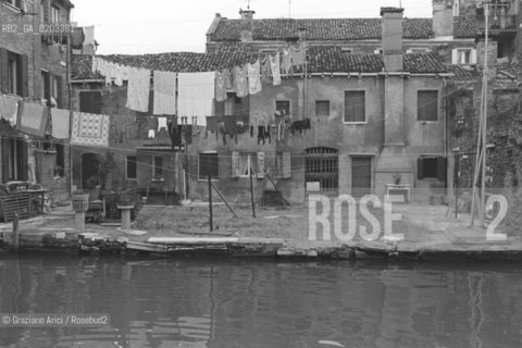 VENEZIA 1978 CASA © ARCHIVIO Graziano Arici/Rosebud2  SANTA MARTA CASA PANNI STESI GIARDINO CANALE