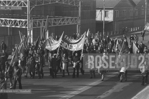 MARGHERA 1978 SCIOPERO MONTEDISON © ARCHIVIO Graziano Arici/Rosebud2  SCIOPERO OPERAI FABBRICA MONTEDISON MARGHERA MANIFESTAZIONE FUOCO STRISCIONI