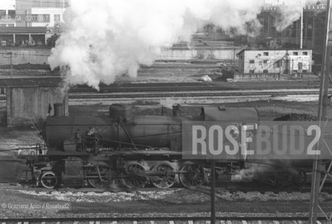 MARGHERA 1978 SCIOPERO MONTEDISON © ARCHIVIO Graziano Arici/Rosebud2  SCIOPERO OPERAI FABBRICA MONTEDISON MARGHER MANIFESTAZIONE STAZIONE DEI TRENI LOCOMOTIVA