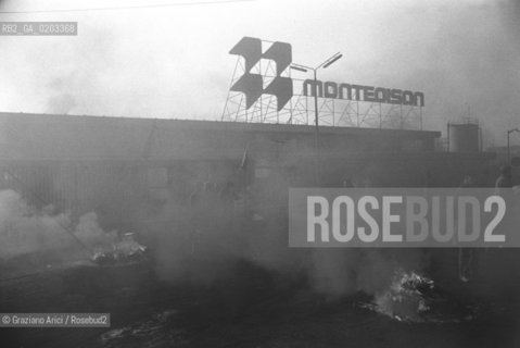 MARGHERA 1978 SCIOPERO MONTEDISON © ARCHIVIO Graziano Arici/Rosebud2  SCIOPERO OPERAI FABBRICA MONTEDISON MARGHER MANIFESTAZIONE FUMO MS