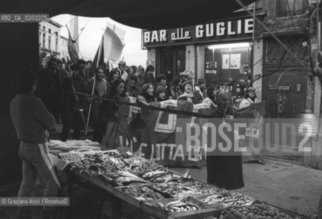 VENEZIA 1978 MANIFESTAZIONE PCI DONNE © ARCHIVIO Graziano Arici/Rosebud2  MANIFESTAZIONE DI PROTESTA FEMMINISTE PARTITO COMUNISTA ITALIANO EMANCIPAZIONE DONNE CORTEO PONTE DELLE GUGLIE STRADA NUOVA