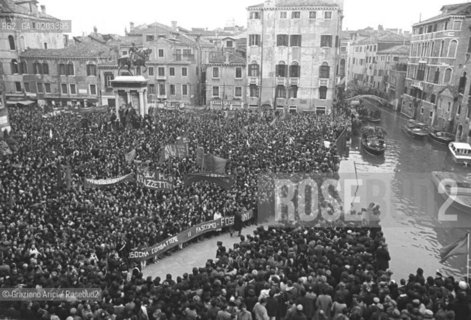 VENEZIA 1978 FUNERALE VITTIMA ATTENTATO © ARCHIVIO Graziano Arici/Rosebud2  BOMBA VENEZIA ATTENTATO GAZZETTINO VITTIMA FUNERALI SAN GIOVANNI E PAOLO FOLLA STRISCIONI