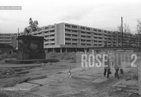 DRESDA 1978 PALAZZONI IN COSTRUZIONE E MONUMENTO DI AUGUSTO © ARCHIVIO Graziano Arici/Rosebud2  DRESDA CITTA MONUMENTO AUGUSTO REPUBBLICA DEMOCRATICA TEDESCA RESTI POSTGUERRA COSTRUZIONE PALAZZI