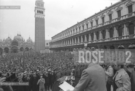 VENEZIA 1978 25 APRILE A SAN MARCO © ARCHIVIO Graziano Arici/Rosebud2  ANNIVERSARIO COSTITUZIONE REPUBBLICA PIAZZA SAN MARCO 30.000 PERSONE POLITICO LUCIANO LAMA CHE PARLA