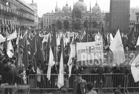 VENEZIA 1978 25 APRILE A SAN MARCO BANDIERE ALDO MORO © ARCHIVIO Graziano Arici/Rosebud2  BANDIERE ASSASSINIO DI ALDO MORO ANNIVERSARIO COSTITUZIONE REPUBBLICA PIAZZA SAN MARCO 30.000 PERSONE POLITICO LUCIANO LAMA CHE PARLA