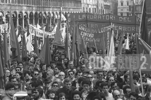VENEZIA 1978 25 APRILE A SAN MARCO © ARCHIVIO Graziano Arici/Rosebud2  ANNIVERSARIO COSTITUZIONE REPUBBLICA PIAZZA SAN MARCO 30.000 PERSONE