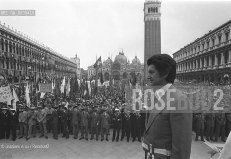 VENEZIA 1978 25 APRILE A SAN MARCO MARIO RIGO © ARCHIVIO Graziano Arici/Rosebud2  BANDIERE ANNIVERSARIO COSTITUZIONE REPUBBLICA PIAZZA SAN MARCO 30.000 PERSONE SINDACO VENEZIA MARIO RIGO
